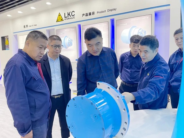 廣州塔山機(jī)械、廣州韓川液壓、江蘇靖江新世紀(jì)液壓、無錫密斯特智能裝備制造有限公司一行6人蒞臨力克川參觀交流2.jpg