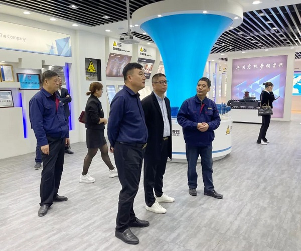 廣州塔山機(jī)械、廣州韓川液壓、江蘇靖江新世紀(jì)液壓、無錫密斯特智能裝備制造有限公司一行6人蒞臨力克川參觀交流3.jpg