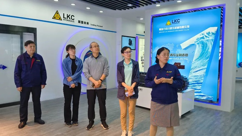 1741239099760576.jpg 中國工程機械工業(yè)協(xié)會設備管理與維修分會秘書長周馥隆一行蒞臨力克川液壓參觀指導2.jpg